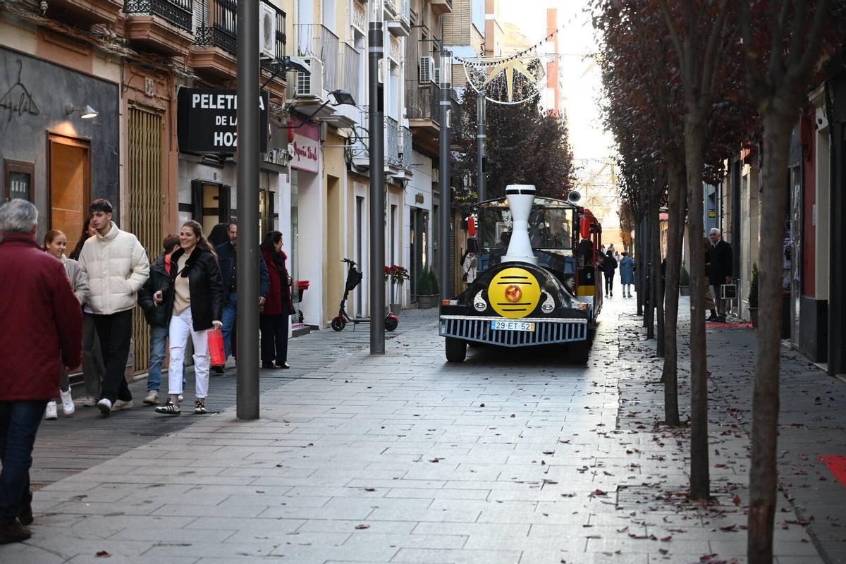 El tren navideño recorre la calle Menacho de Badajoz en 2024.