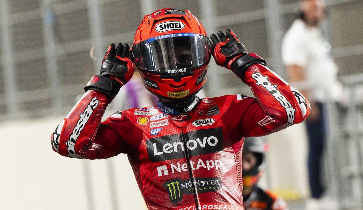 Marc Márquez (Ducati) cruza la línea de meta de Losail como ganador del GP de Catar.