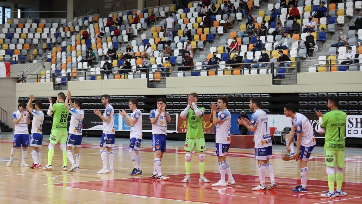 Los jugadores del Fútbol Emotion saludan antes de un partido