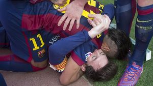 Messi, a terra, rep les felicitacions dels seus companys després de marcar davant el València el seu gol número 400.