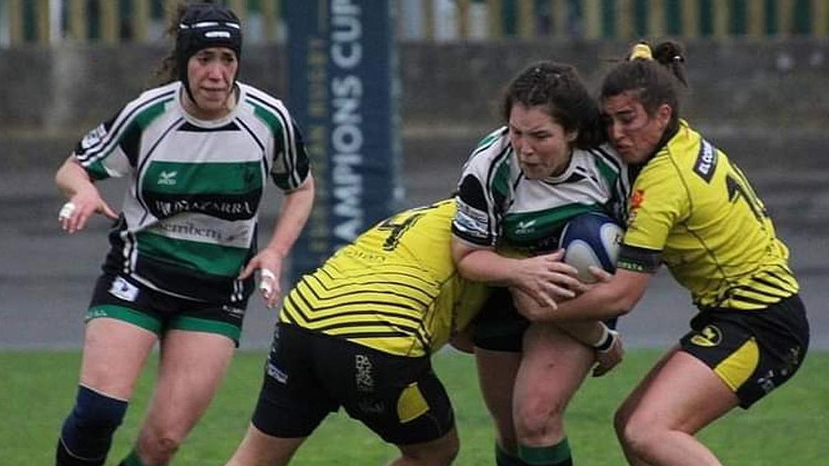 La presidenta de la Federación Navarra de Rugby, María Urtasun, trata de avanzar con el oval.