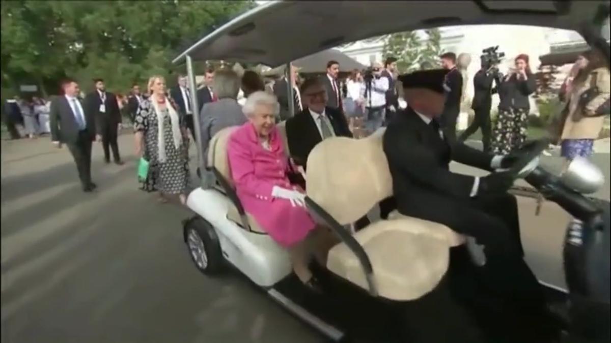 Isabel II utiliza un bugui para desplazarse cómodamente durante su último acto.