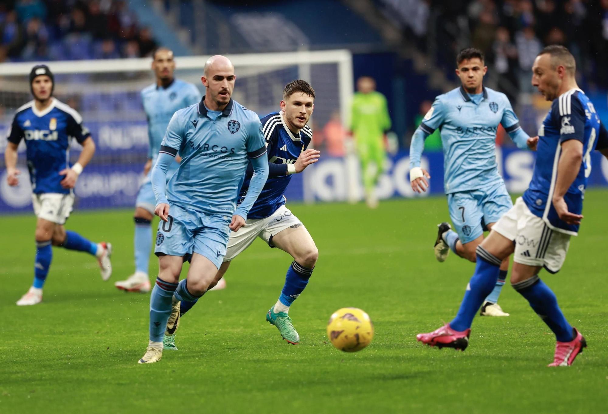 EN IMÁGENES: Ambiente y partido de un Real Oviedo-Levante pasado por agua