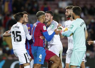 Araujo evita 'in extremis' un nuevo tropiezo del Barça