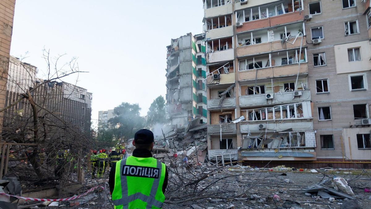 Ascienden a 15 los muertos y a 39 los heridos en ataque masivo nocturno de Rusia contra Kiev