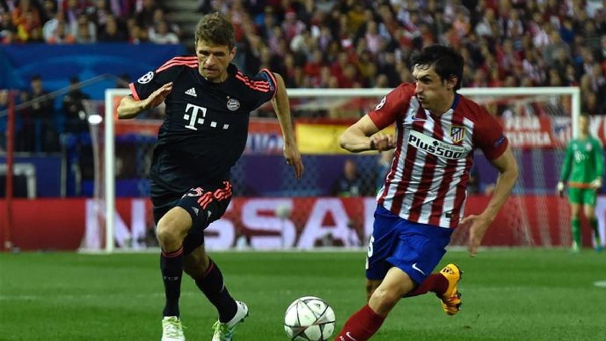 Lahm y Savic pugnan por el control del balón