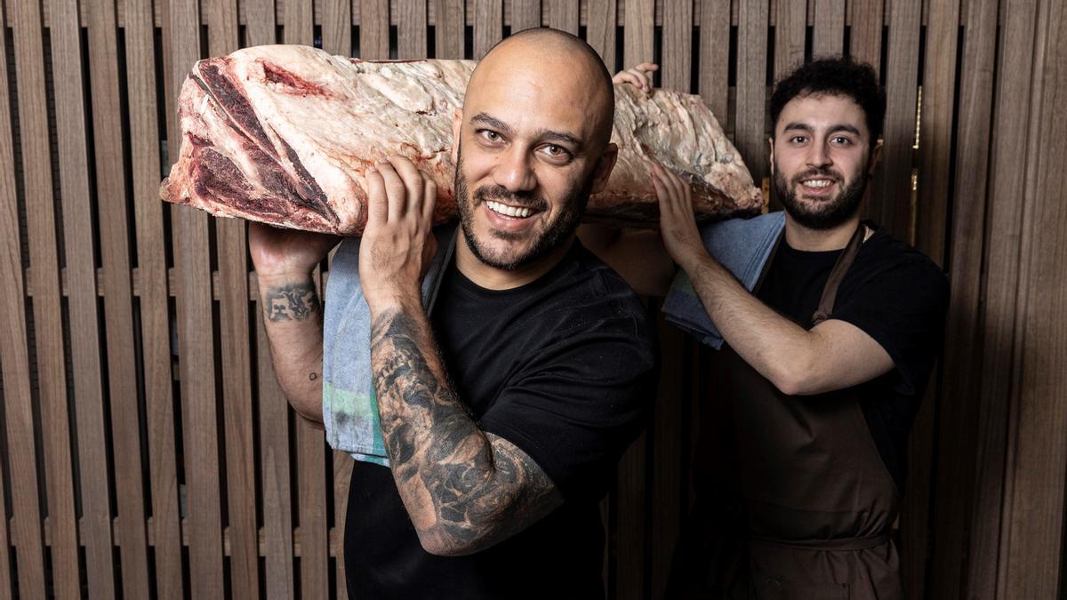 Rafa Panatieri y Jorge Sastre, con un chuletero en los hombros.