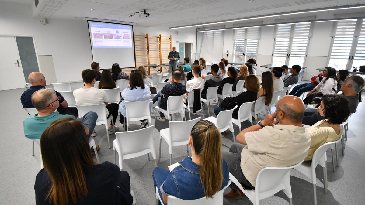 Futurs alumnes atenent una presentació durant la jornada de portes obertes