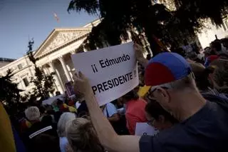 Concentración de apoyo al venezolano Edmundo González frente al Congreso de los Diputados