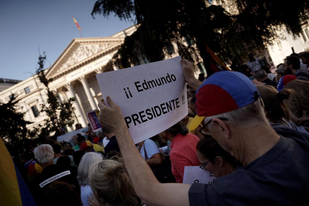 Concentración de apoyo al venezolano Edmundo González frente al Congreso de los Diputados.