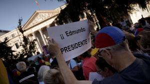 Concentración de apoyo al venezolano Edmundo González frente al Congreso de los Diputados.