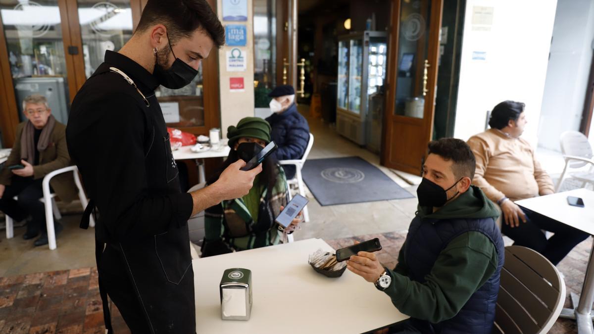 El pasaporte covid entra en vigor en la hostelería de Málaga.