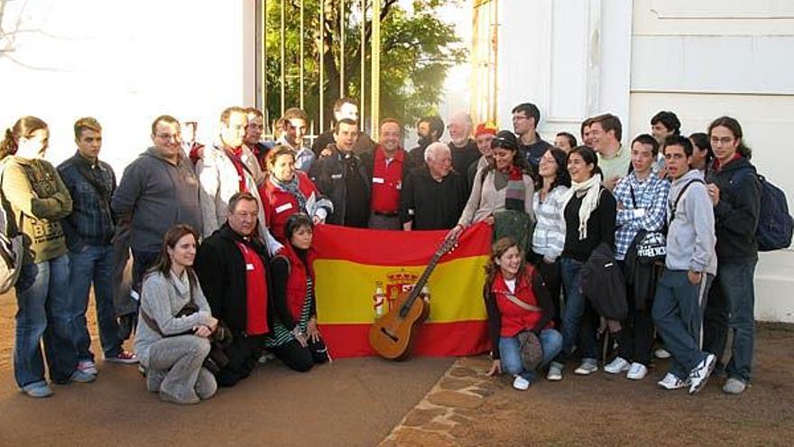 Los viajeros de Sidney, en su llegada al aeropuerto junto a los familiares.