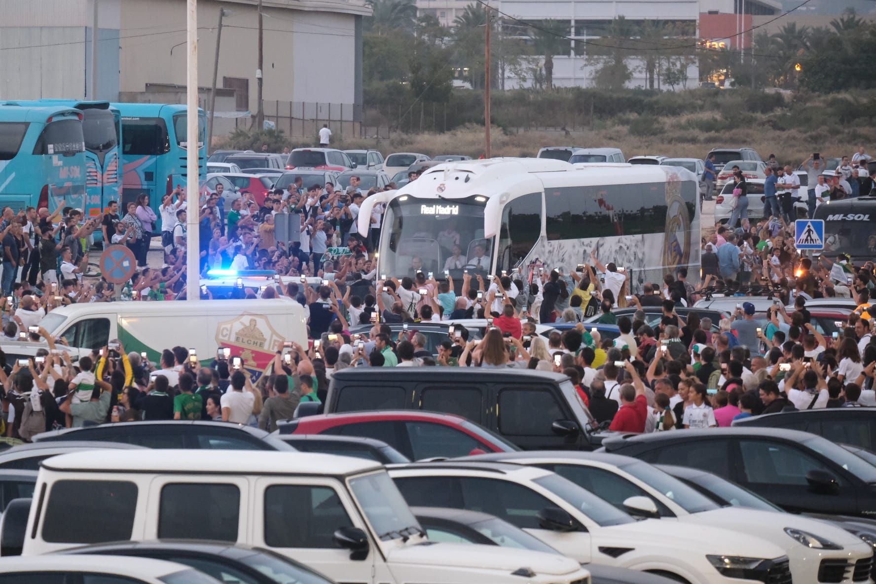 Ambientazo en el Martínez Valero en la previa del Elche - Madrid