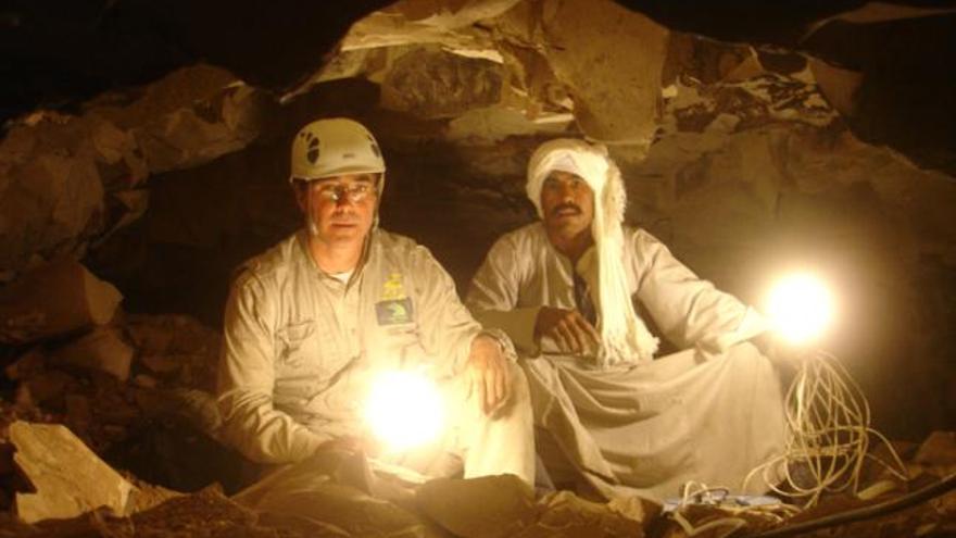 El arqueólogo español (izquierda) posa en el interior de una de las excavaciones en compañia de un colega de trabajo.