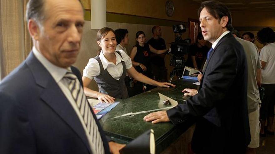 Fermí Reixach, Maria Rotger y Carles Molinet; los actores protagonistas en el set de grabación instalado ayer en el Hotel Delta.