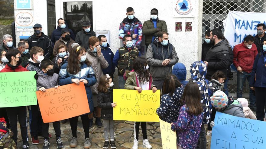 El pueblo de Manzaneda se concentró para apoyar a Mamadou.