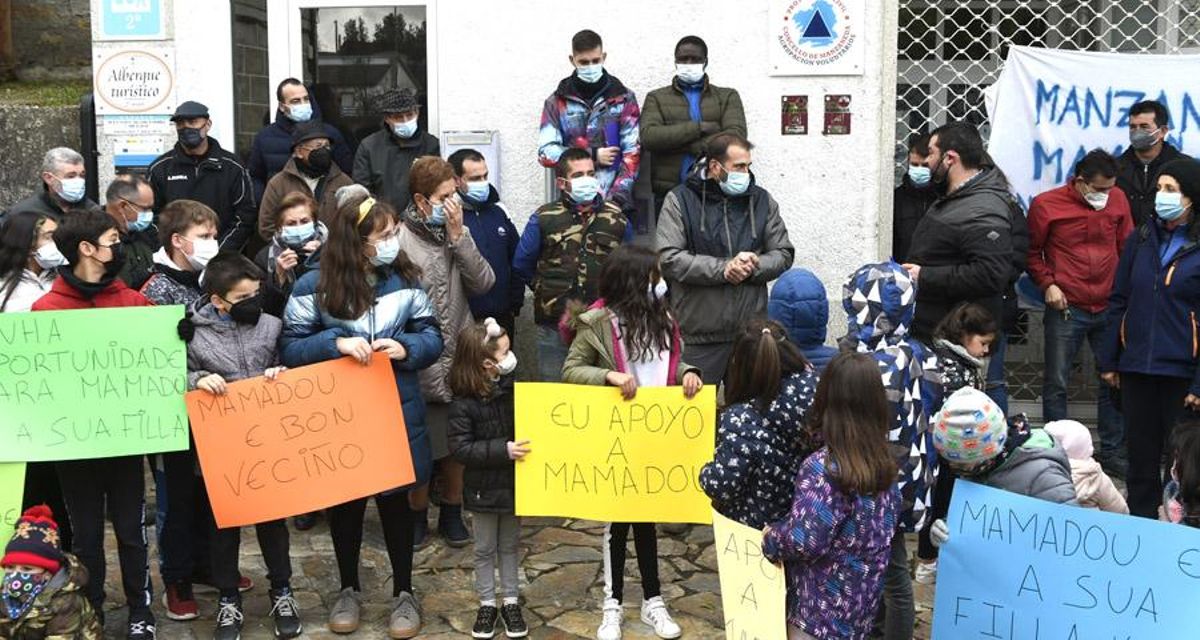 El pueblo de Manzaneda se concentró para apoyar a Mamadou.