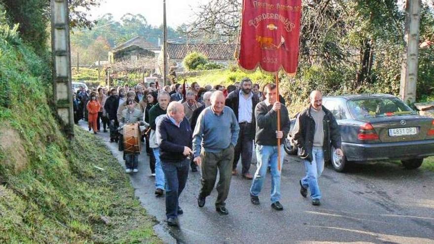 Asistentes al acto desplazándose hacia en lugar del monumento &quot;Mártires de Sobredo&quot; en 2013. // D.B.M.