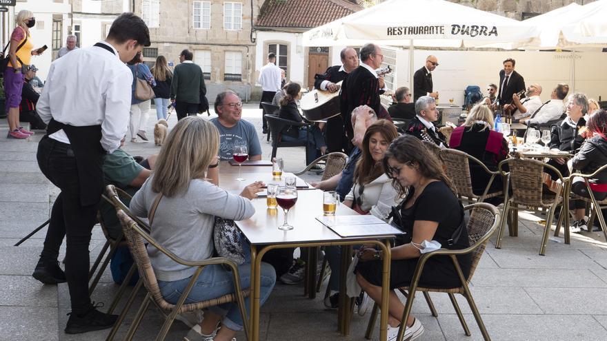 Un grupo de turistas en la terraza de un bar de Santiago de Compostela (Galicia).