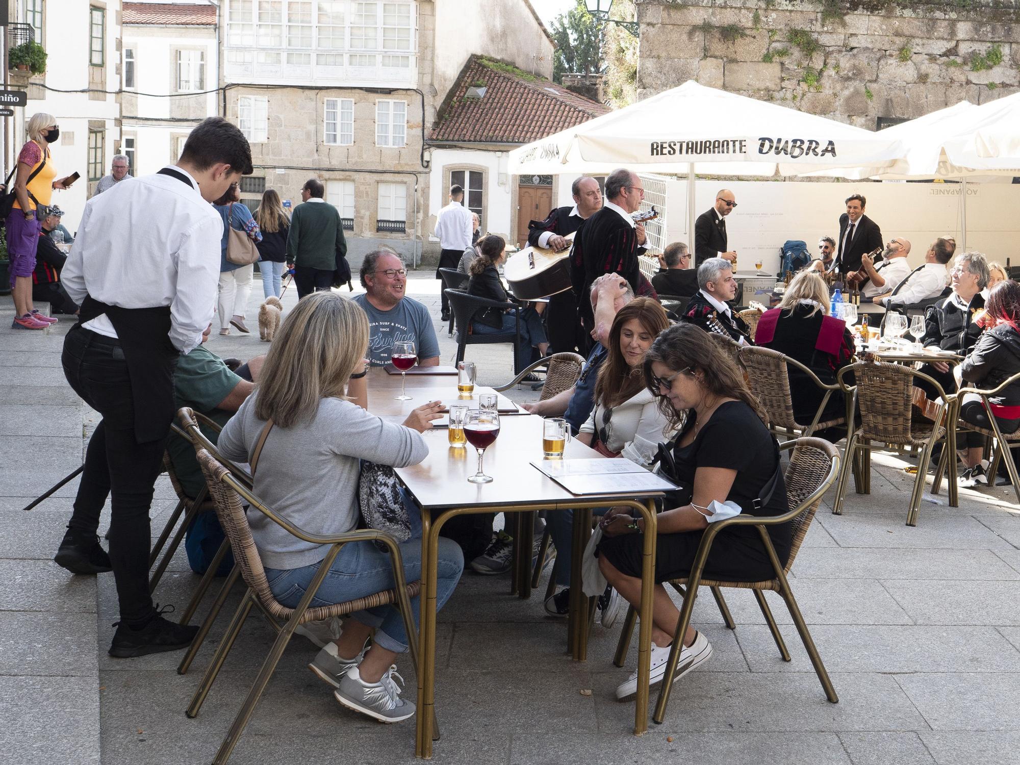 Archivo - Un grupo de turistas en la terraza de un bar de Santiago de Compostela (Galicia)