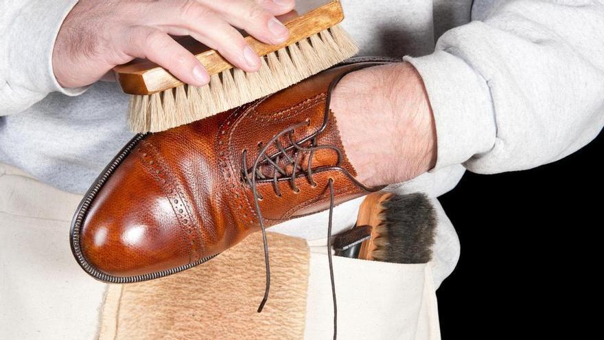Cómo limpiar los zapatos de ante con una goma de borrar
