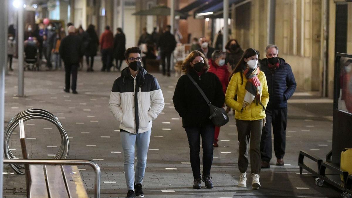 Personas paseando por la ciudad en las últimas semanas. |   // GUSTAVO SANTOS