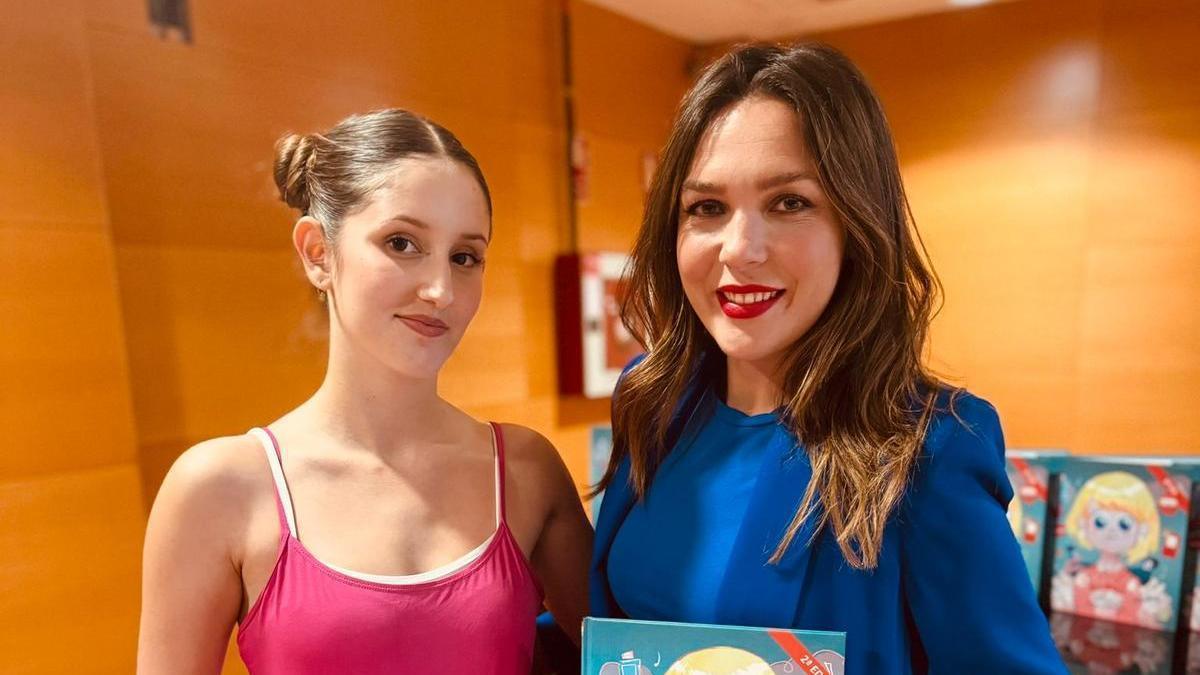 La pedagoga y autora del libro presentado, Fátima Moreno, junto a, Martina, una alumna de danza clásica.