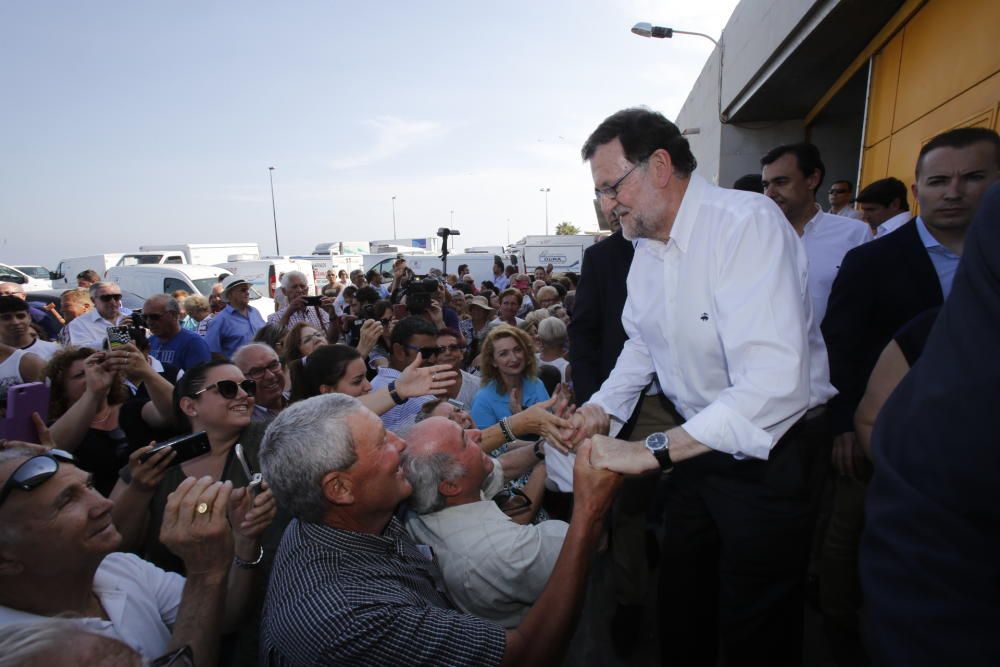 El candidato del PP a la Presidencia del Gobierno visita la Lonja del Pescado