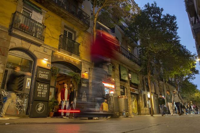 Hallado un cadáver entre unos contenedores en la calle Joaquín Costa de Barcelona