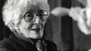 La escritora May Sarton, autora de Lo que somos ahora.