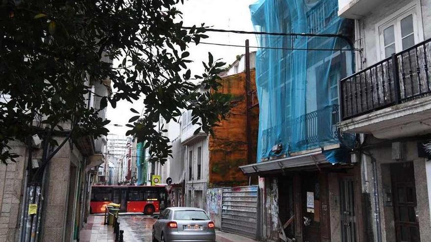 Solares y edificios abandonados en la calle Orzán.