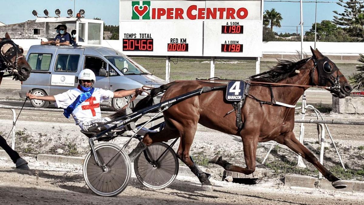 Jaume Fluxà festeja su victoria en el Gran Premi Manacor.