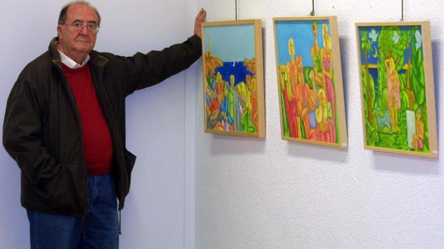 Francisco Serna junto a una de sus obras en la galería Chys. | L.O.