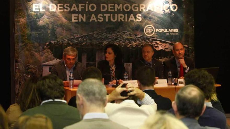 Por la izquierda, Mariano Marín, Amparo González, Pablo Rodríguez y Santiago Álvarez, ayer, durante la mesa redonda.