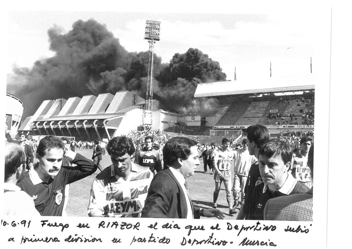 La grada de Riazor ardiendo en el inicio del Deportivo-Murcia de 1991.