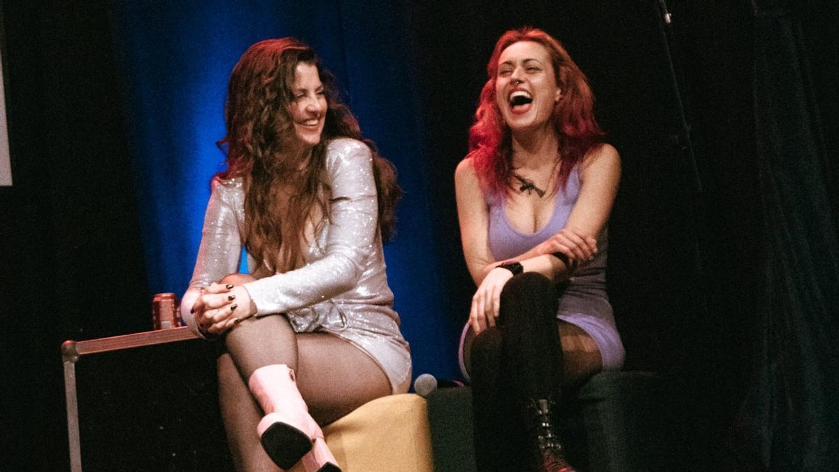 Por la izquierda, Raquel Torres y Ane Lindane, durante una actuación.