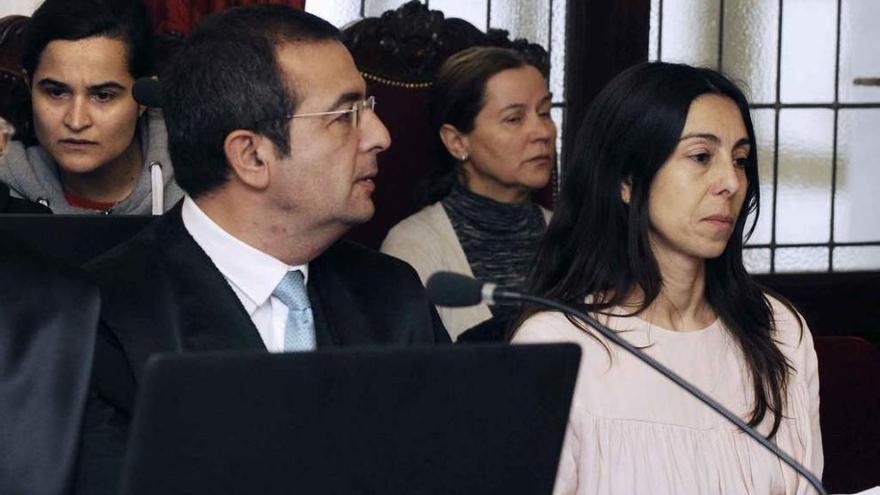 Triana Martínez (izquierda), Montserrat González (segunda por la derecha), y Raquel Gago durante el juicio. Foto Ical
