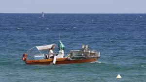 La embarcación pelícano contratada por el Ayuntamiento de Badalona para limpiar los residuos del mar, en una imagen de archivo