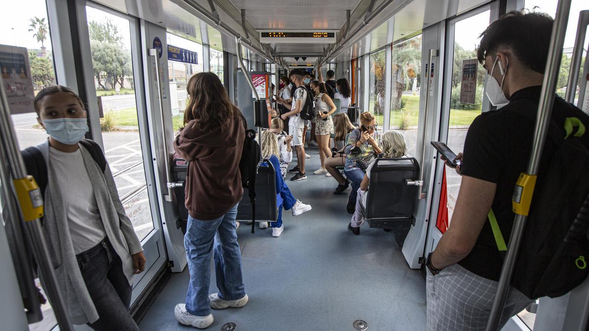 El TRAM lleva a los alumnos a la Universidad de Alicante