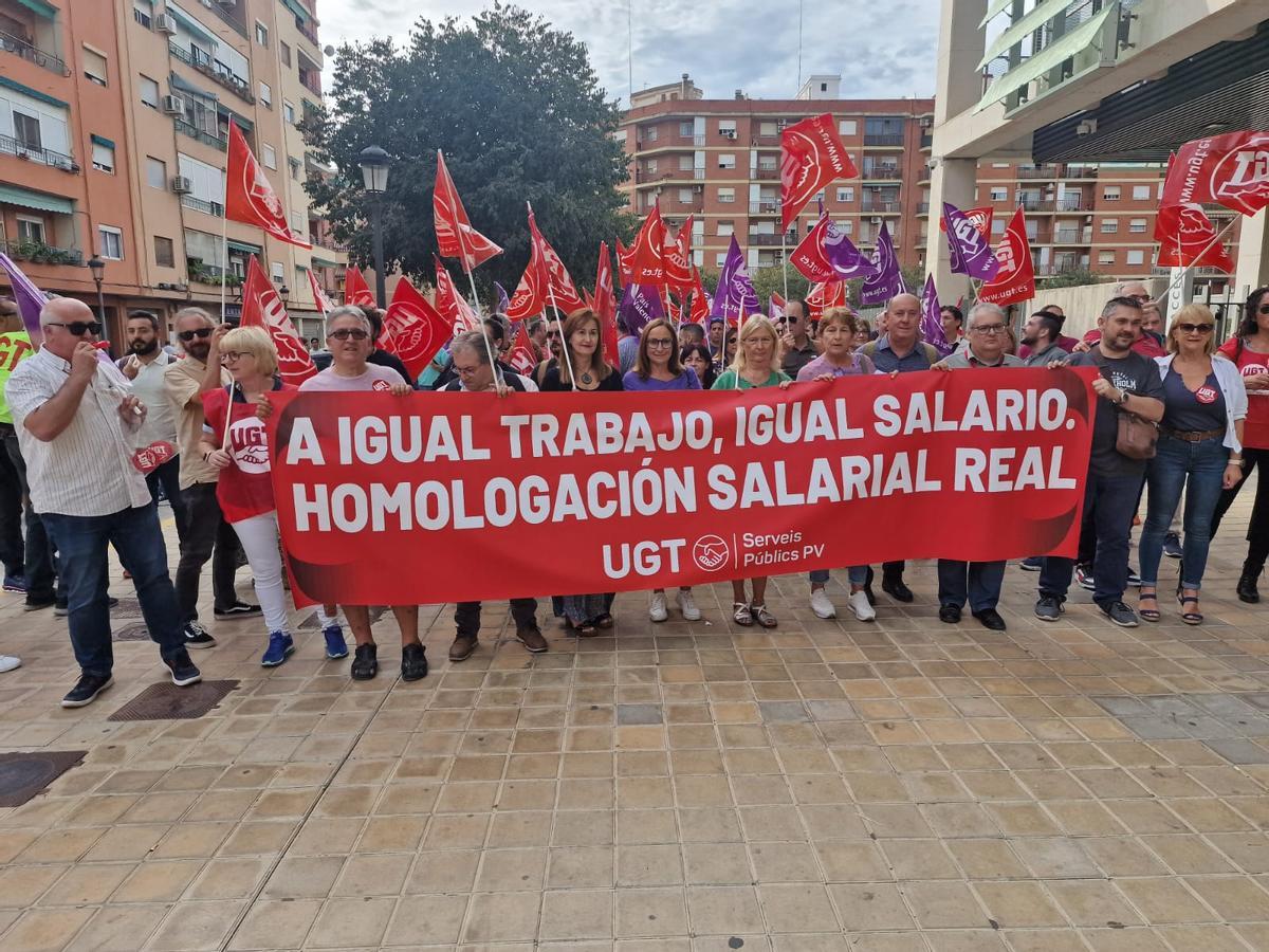 Protesta del sindicato UGT frente a Conselleria de Igualdad.