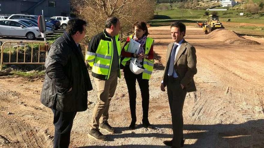 Los ediles Luis Pacho, a la izquierda, y Nacho Cuesta, a la derecha, con los técnicos, ayer visitando las obras del aparcamiento.