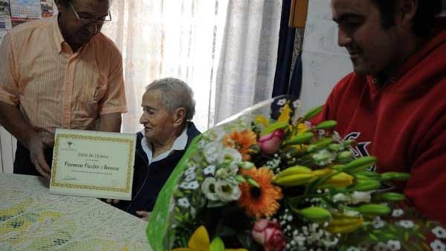 Carmen Castro recibe un diploma que la acredita como &quot;socia de honra&quot;.  // Iñaki Abella