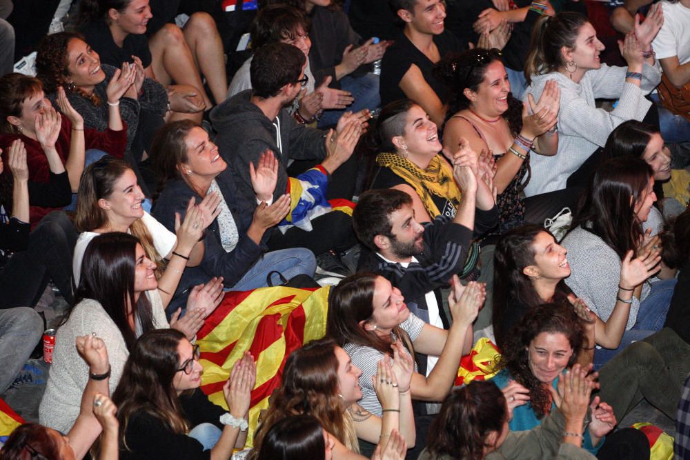 La gent concentrada a la Plaça del Vi.