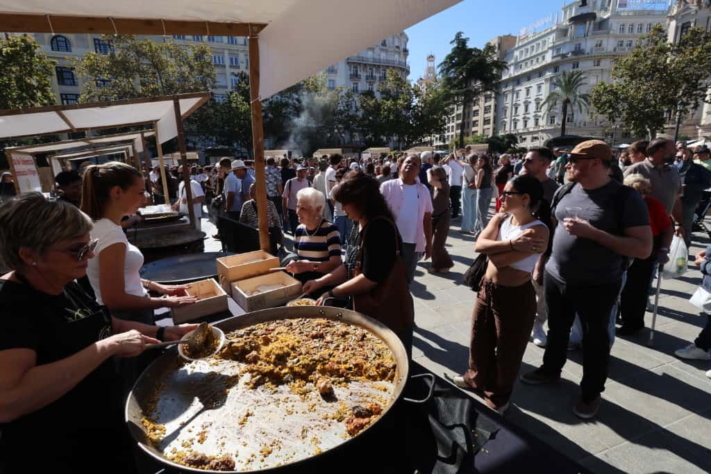 La plaza del Ayuntamiento de València se convierte en un gran restaurante al aire libre con el Tastarròs