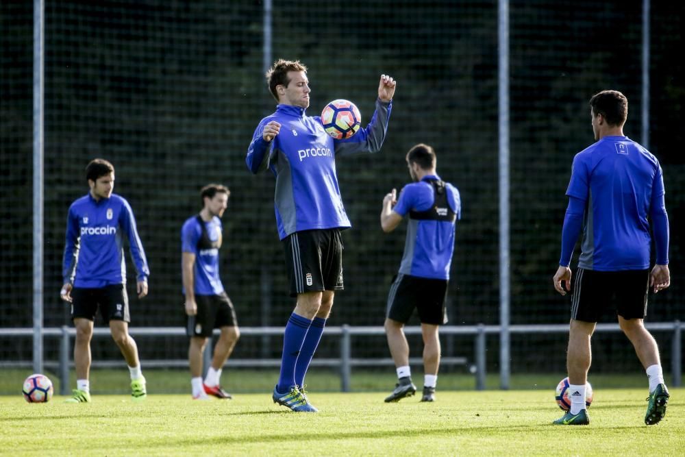 Entrenamiento a puerta cerrada del Real Oviedo en El Requexón