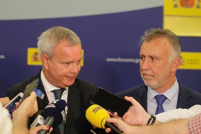 Ángel Víctor Torres mantiene un encuentro en Madrid con el ministro Ábalos