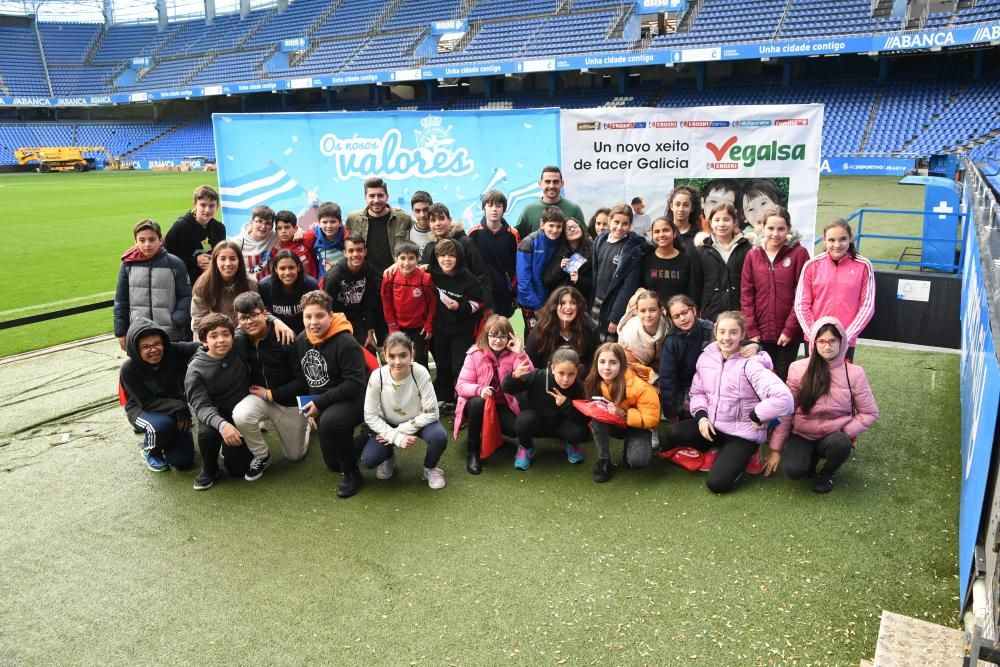 Alumnos de 6º de Primaria conocen las instalaciones del Deportivo en Riazor dentro de la serie de encuentros organizados por LA OPINIÓN y la Fundación Real Club Deportivo.