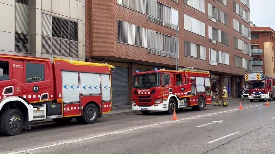 Un incendi en un pis de la carretera de Vic de Manresa mobilitza quatre dotacions dels Bombers