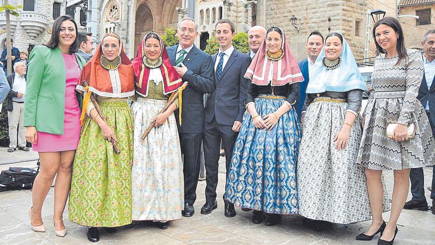 Autoridades junto a las Valentes Dones entrantes y salientes.